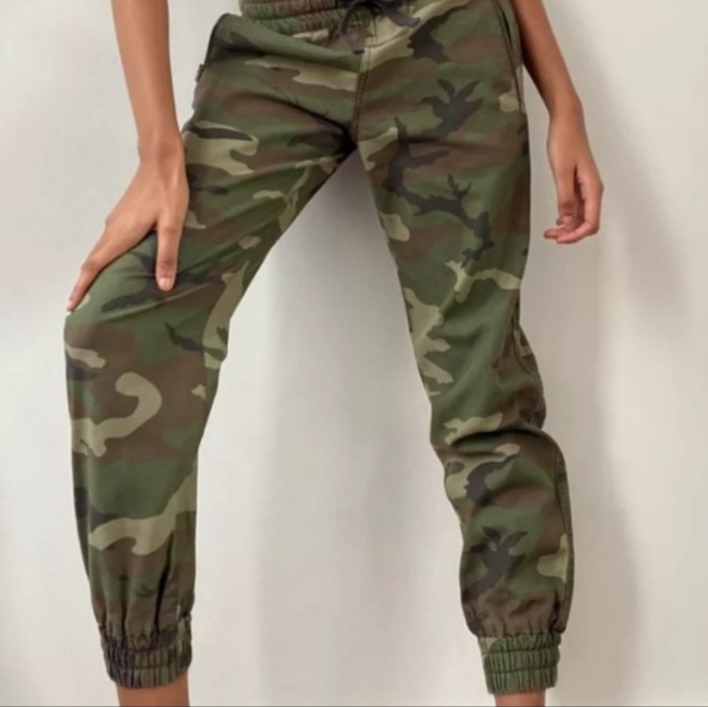 TNA Alix Camo cargo pants. Size 4